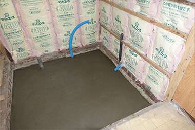 断熱材・配管・床タタキ